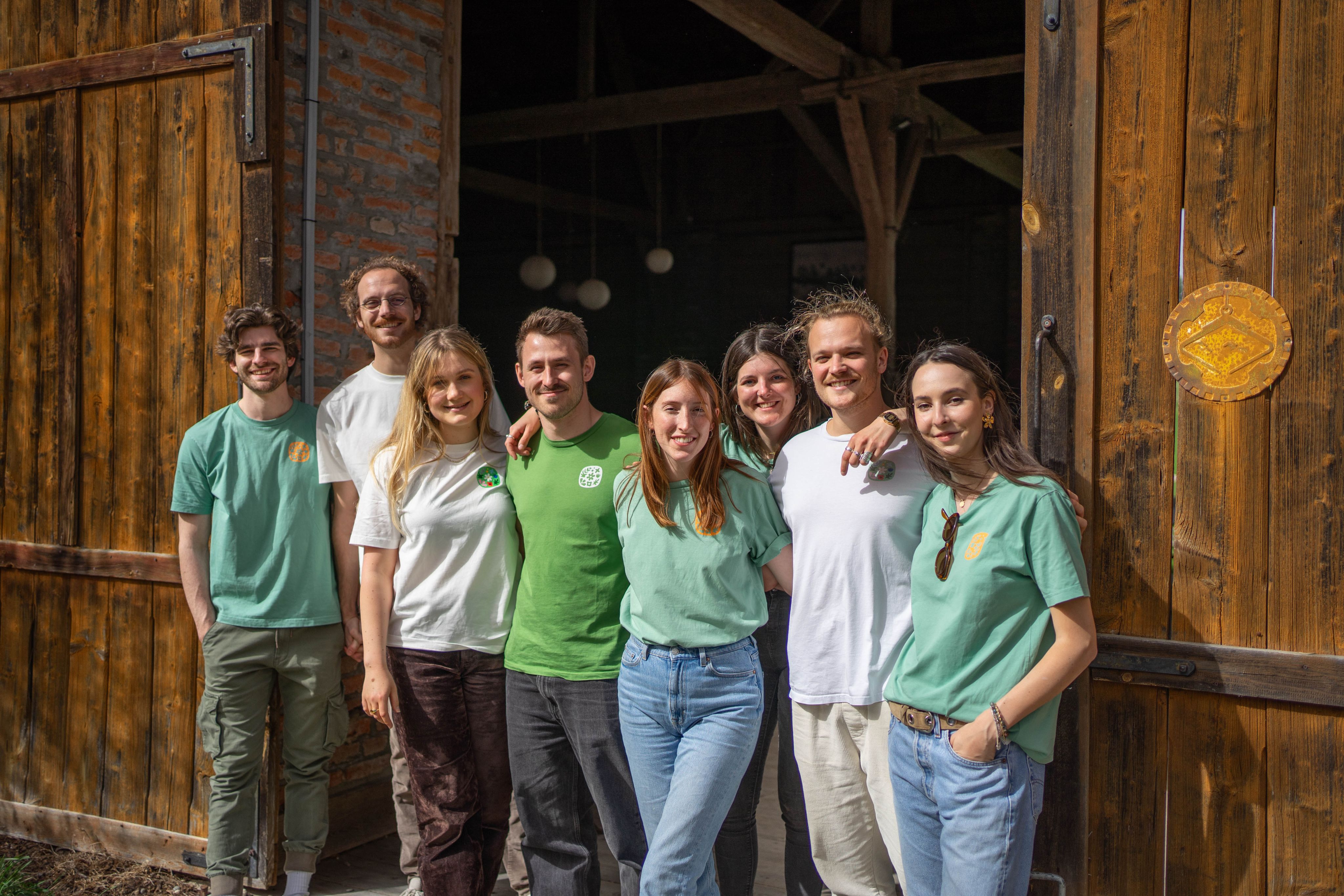 Unsere Vereinsmitglieder, vor offenem Scheunentor